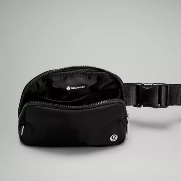 BNWT Lululemon Everywhere Belt Bag Black - Picture 3 of 7